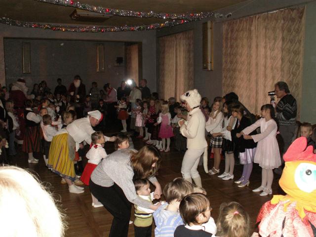 Brocēnu teātris rotaļājas ar bērniem